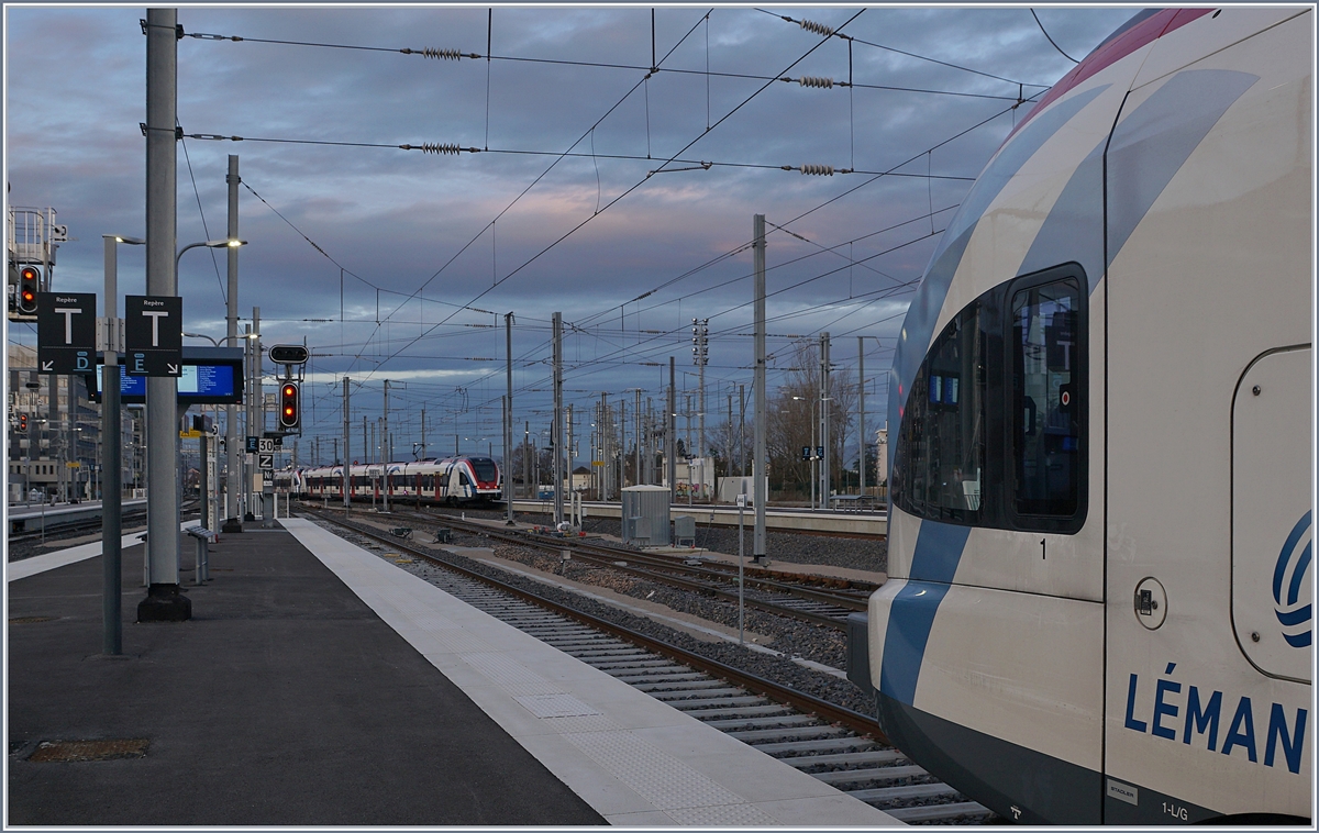 Während im rechten Bildteil ein SBB RABe 522 auf die Abfahrt wartet, verlässt im Hintergrund ein Zug der gleichen Baureihe Annemasse. 

13. Feb. 2020