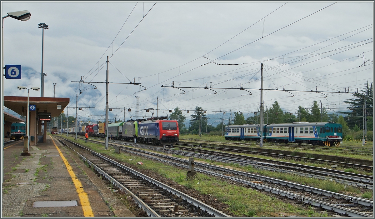 Während rechts ein FS Dieseltriebzug auf einen neuen Einsatz wartet, findet links im Bild der  Lokwechsel  statt.
Domodossola, den 2. Juli 2014