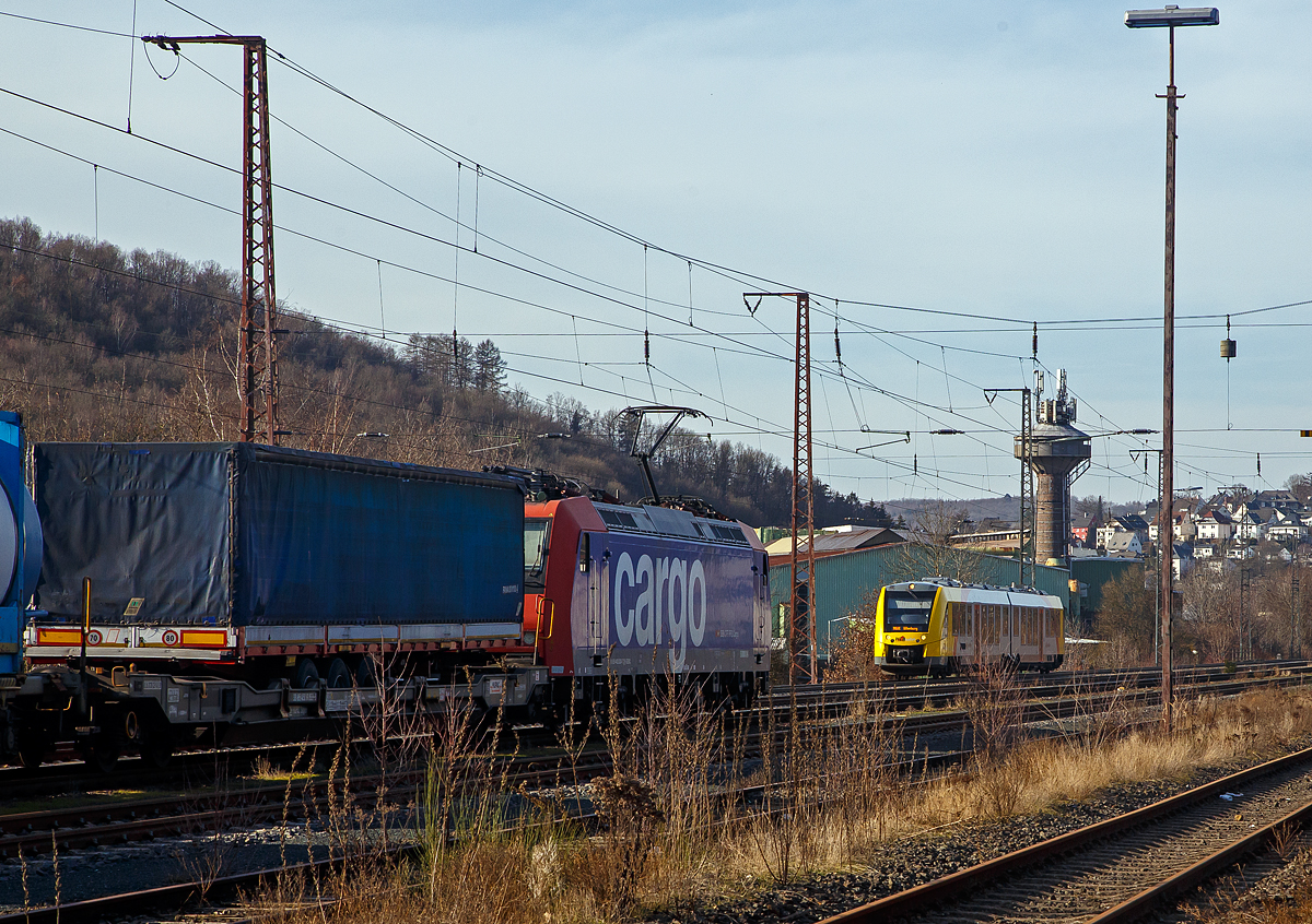 Während die SBB Cargo Re 482 024-7 (91 85 4482 024-7 CH-SBBC) am 20.02.2021 mit einem KLV-Zug durch Siegen (Kaan-Marienborn) in Richtung Norden zieht, kommt ihr ein Alstom Coradia LINT 41 der neuen Generation (VT 50x) der HLB (Hessische Landesbahn), als RB 95  Sieg-Dill-Bahn  Siegen - Dillenburg entgegen.