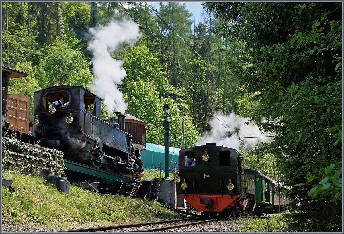 Während die SEG G 2x 2/2 105 der Blonay-Chamby Bahn mit ihrem Zug in Richtung Blonay rollte, wird die G 3/3 N° 6 in Chaulin mit Kohle und Wasser versorgt. 

15. Mai 2016