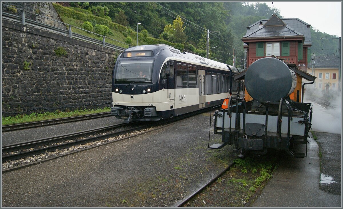 Während die SEG G 2x 2/2 105 der Blonay Chamby Bahn unseren Zug nach Chaulin schiebt, verlässt auf dem Gleis der MOB der CEV MVR ABeh 2/6 7503  Blonay Chamby  den Bahnhof
von Chamby als R34 in Richtung Les Avants.


9. Juli 2024