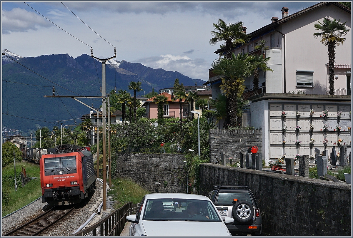 Während sich die SBB Re 474 014 mit einem Güterzug bei San Nazzaro dem Lago Maggiore entlang schlängelt, war ich auf der vergeblichen Suche nach einer guten Fotostelle.

20. Mai 2017