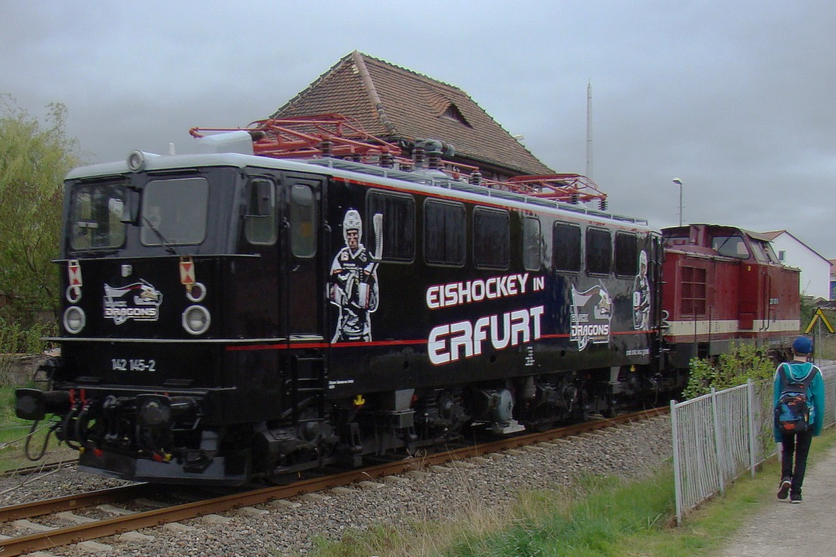 W�hrend sie gestern morgen noch in Erfurt Ost stand, war die neu beklebte EBS 142 145-2 mittags schon auf der Unstrubahn unterwegs.
Die EBS 201 001-5 brachte sie von Erfurt Ost nach Karsdorf. G�nther G�bel fotografierte die Durchfahrt in Laucha.