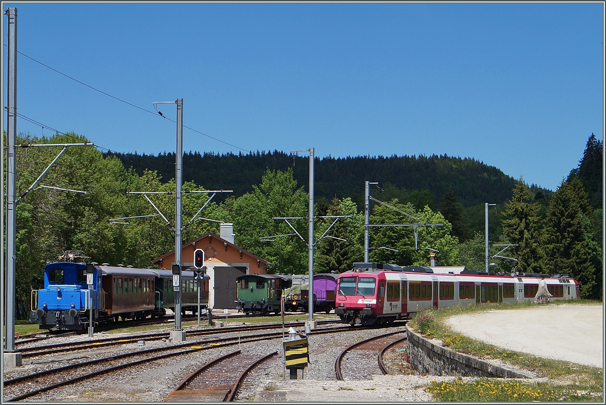 Während der TRAVYS Domino Le Pont erreicht, warten links im Bild ein Rangierlok und zwei vierachsige Bi Wagen, wie sie Seetal und beispielsweise bei der EBT SEZ oder GBS im Einsatz standen, auf Museumszugeinsatz.
3. Juni 2015