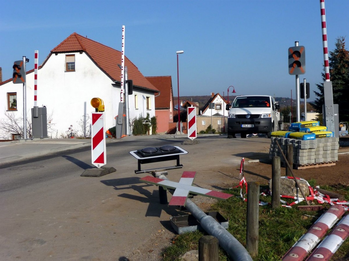 Während der Umfangreichen Bauarbeiten an der Unstrutbahn, wurde auch der Bahnübergang in Roßbach saniert; 02.11.2011. (Foto: Klaus Pollmächer)