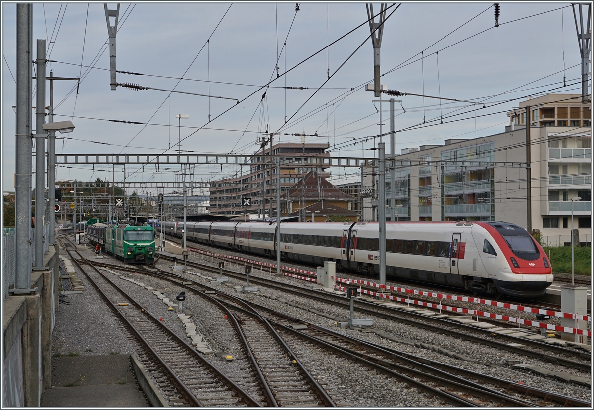 Während zwei ICN RABDe 500 Triebzüge als IC 5 531 von Genève nach Zürich HB in Morges eintreffen warten die beiden BAM MBC Ge 4/4 21 und 22 auf Vorbreitung des Zugs für die Fortsetzung des Manövers. 

18. Okt. 2021