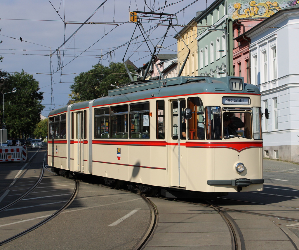 Wagen 1 am 26.09.2021 vor der Haltestelle Rostock-Doberaner Platz