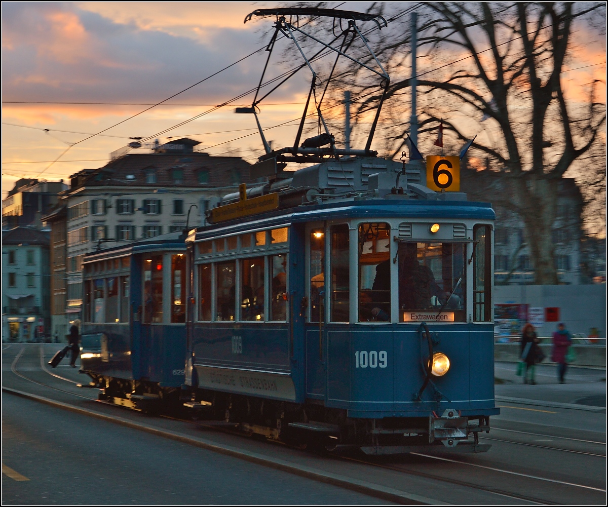 Wagen 1009 der Zrcher Strassenbahn fhrt bei stimmungsvollem Abendlicht berraschend vorrber. Zrich, Mrz 2105.