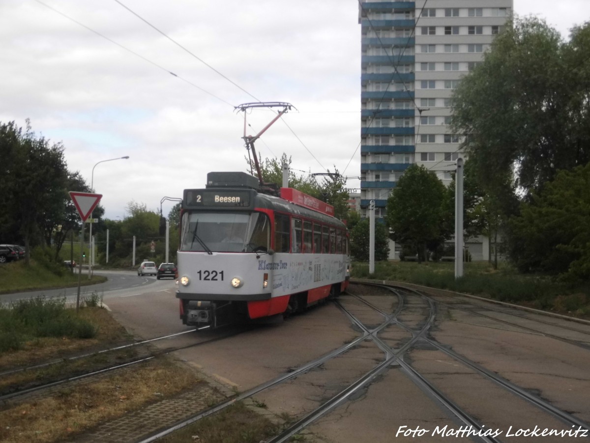 Wagen 1221 der HAVAG beim einfahren in die Haltestelle Rennbahnkreuz am 24.6.15