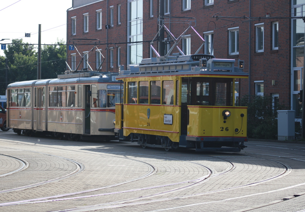 Wagen 26 und der Gelenktriebwagen des Typs G4 standen am Vormittag des 18.06.2022 auf dem Betriebshof der Rostocker Straßenbahn AG.