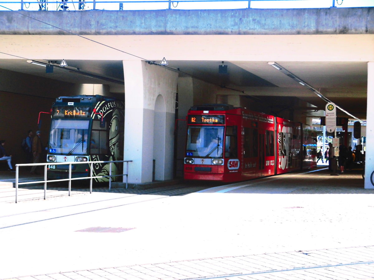 Wagen 648 und 636 der HAVAG an der Haltestelle Hauptbahnhof in Halle (Saale) am 14.6.17