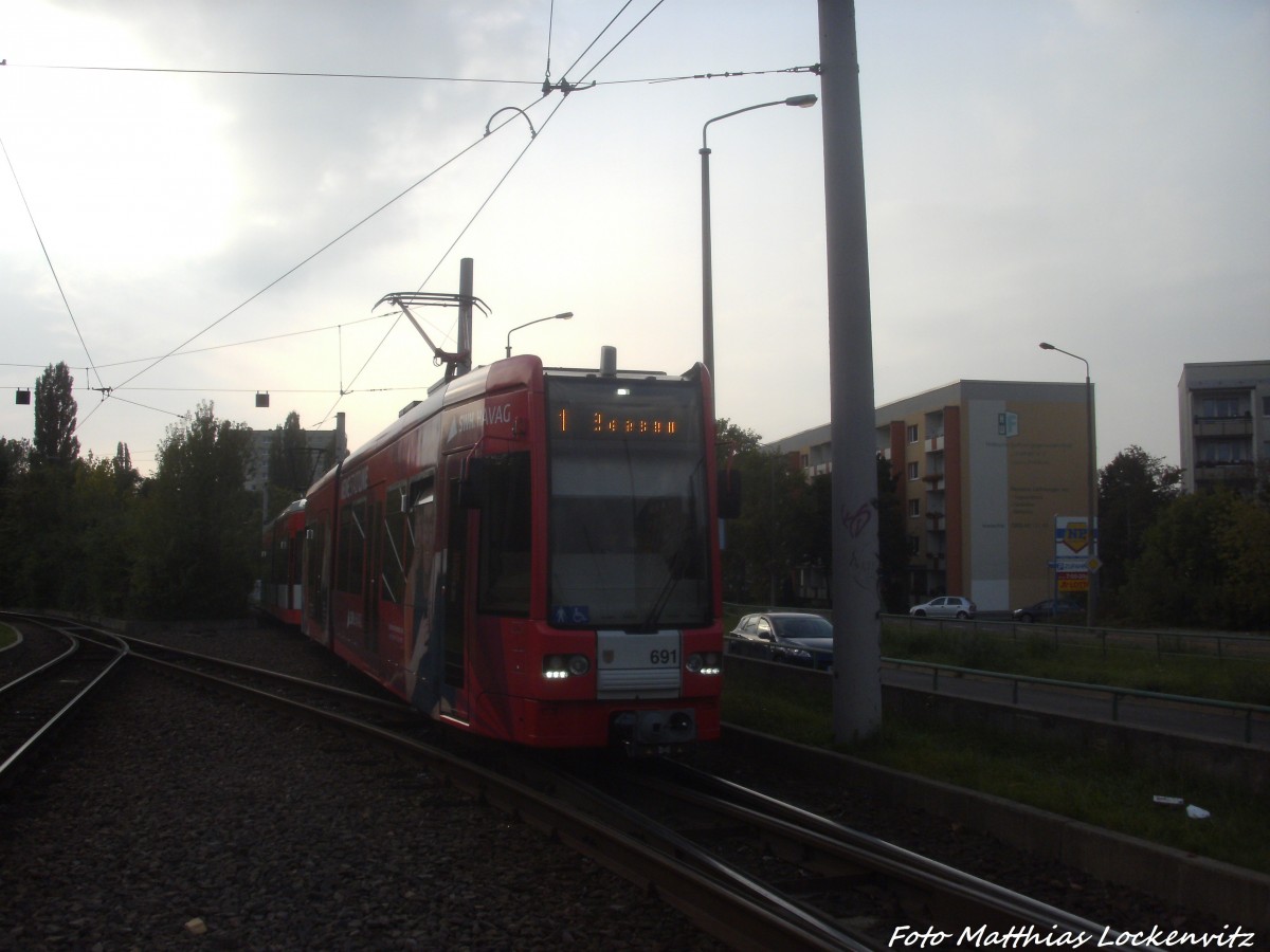 Wagen 691 + 692 der HAVAG beim einfahren in die Haltstelle Halle, Sdstadt am 8.9.14