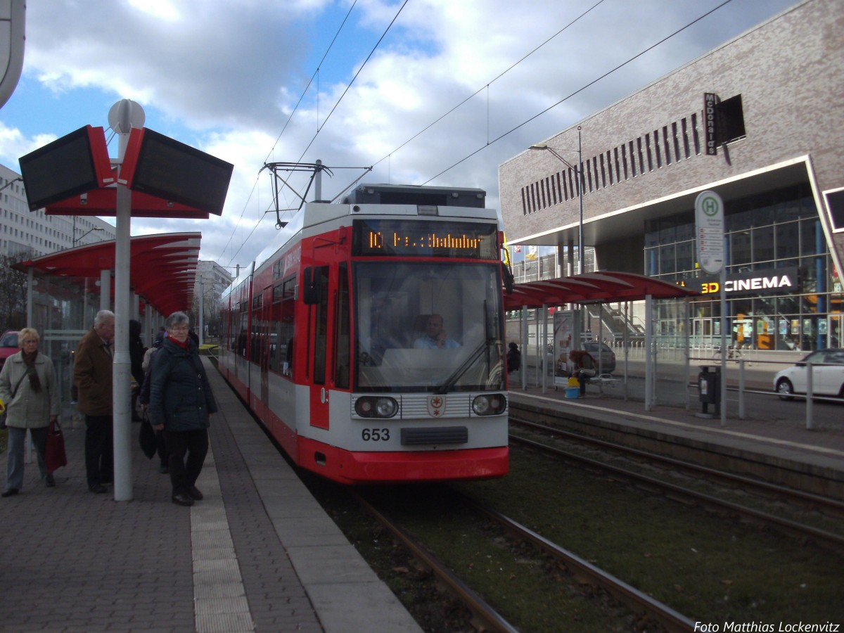 Wagen der HAVAG als Linie 10 mit Ziel Hauptbahnhof in der Haltestelle S-Bahnhof Neustadt am 14.2.14