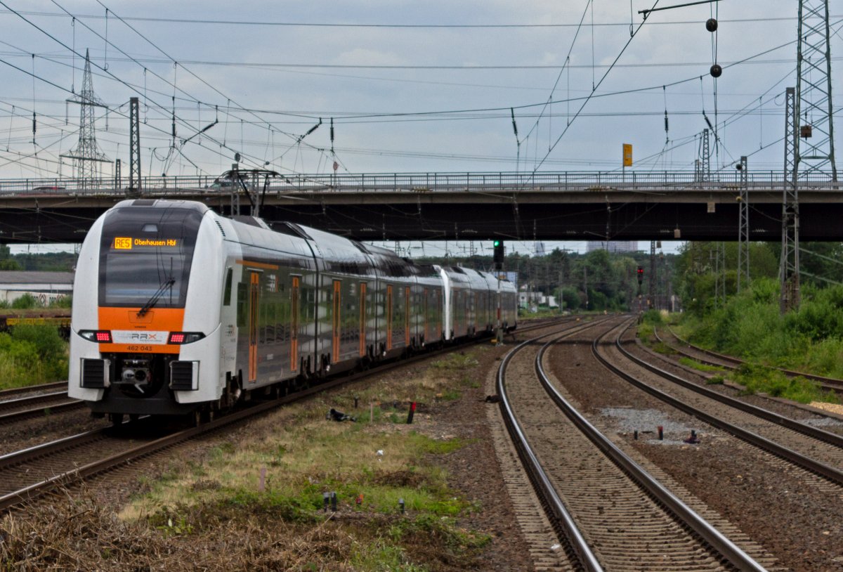 Wahrend der Sommerferien 2021 war die Strecke Kln-Dsseldorf wegen Bauarbeiten gesperrt. Zahlreiche Regional- und Fernzge wurden ber Opladen und Hilden umgeleitet. Die Linie RE5 aus Koblenz nahm einen anderen Weg und fuhr, ohne den Klner Hauptbahnhof anzusteuern ab Kln-Sd ber die dortigen Gtergleise in Richtung Neuss weiter. Eine Desiro HC-Garnitur auf dieser RRX-Vorlauflinie durchfhrt hier am 08.07.21 Hrth und wird wenige Minuten spter in Kln-Sd halten.