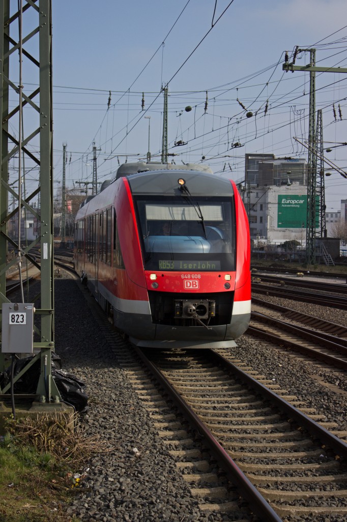 Wahrscheinlich aus dem BW kommt hier 648 108, der in Kürze (sobald er an das richtige Gleis rangiert hat) als Regionalbahn in Richtung Iserlohn aufbrechen wird.