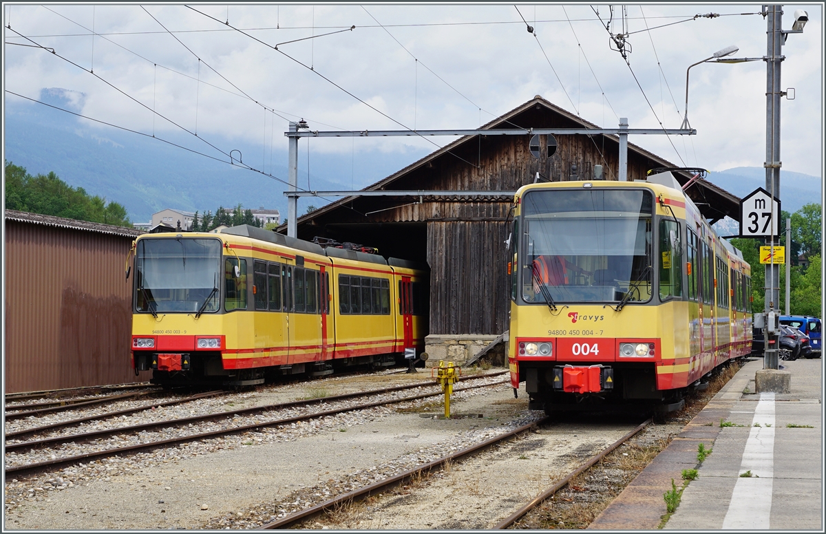  Wann fährt der nächste Zug?  Diese Frage konnte am Bahnhof von Orbe lange Zeit nicht beantwortet werden, doch nun steht der OC / TRAVYS Be 4/8 004 (94 80 0450 004-7) aufgebügelt in Orbe und wird vorbereitet um als Regionalzug 26945 um 12:47 nach Chavornay zu fahren. Somit ist er langen Monaten der erste planmässige Reisezug überhaupt! Die auch Deutschland bekannte Orbe-Chavonray Bahn - Stichwort BDe 4/4 N° 13 der Buckower Kleinbahn - konnte für den defekten Stadler Be 2/2 14 bei der AVG die beiden GT8-100C/26 819 und 820 erwerben, die nun auf der OC als Be 4/8 zum Einsatz kommen. 

4. Juli 2022