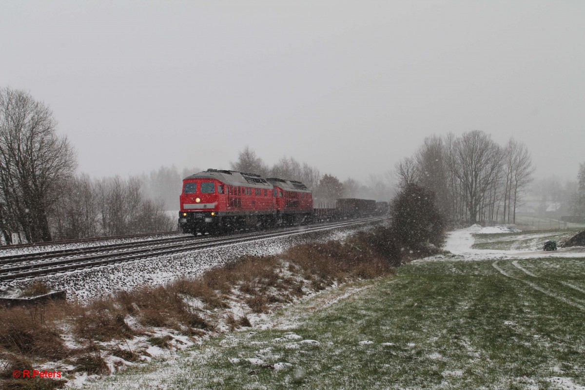 War ja klar, endlich hat man die Chance 232 117 zu erlegen aber Wetter beschissen,Kamera stößt an ihre Grenzen und Top Motiv konnte auch nicht auf die schnelle gemacht werden.... naja was solls....... 232 117 + 232/233 mit dem 45369 Nürnberg - Cheb bei Schönfeld. 06.12.13 Allen ein schönen Nikolaustag