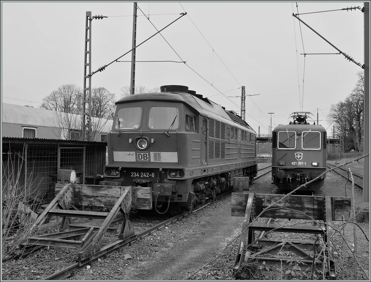 Warten auf ihre Züge: DB 234 242-6 auf den IC nach Münster und die Re 431 397-1 auf den EC nach Zürich. 
Lindau, den 8. Feb. 2007 