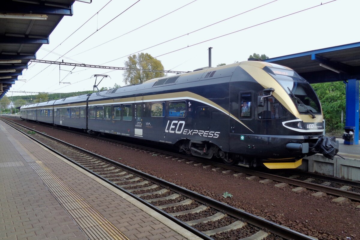 Was haben die Schweiz und die Tschechei gemeinsam? Schöne Gebirgslandschäfte, nette Leute... und Stadler-Triebzüge. Leo-Express 480 001 treft am 18 September 2017 in Praha-Liben ein.