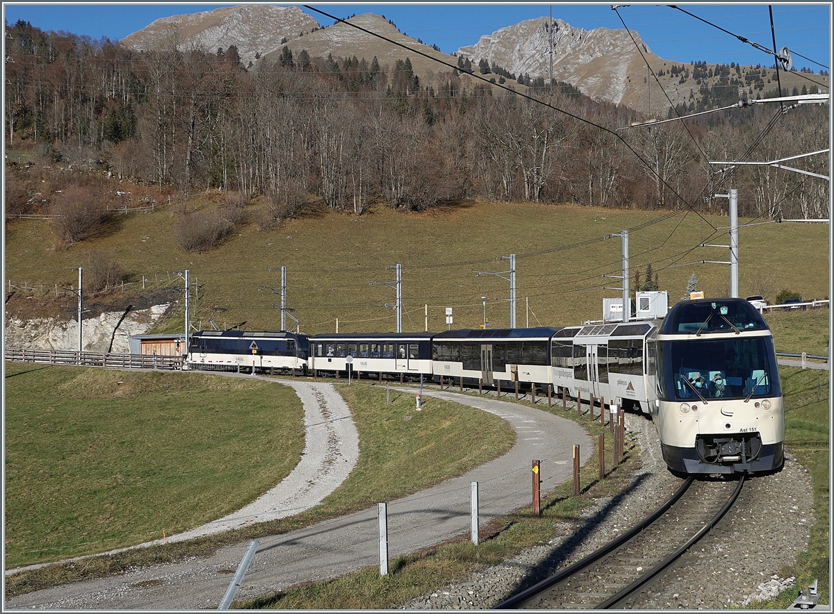 Was wünscht man sich als Bahnfotograf mehr als eine offene Kurve? Und trotzdem bereitet mir die Kurve bei Les Sciernes immer wieder Probleme, diesmal habe ich es von der nördlichen Seite aus versucht: Der MOB Golden Pass Panoramic PE 2118 ist auf der Fahrt von Montreux nach Zweisimmen. 26. Nov. 2020