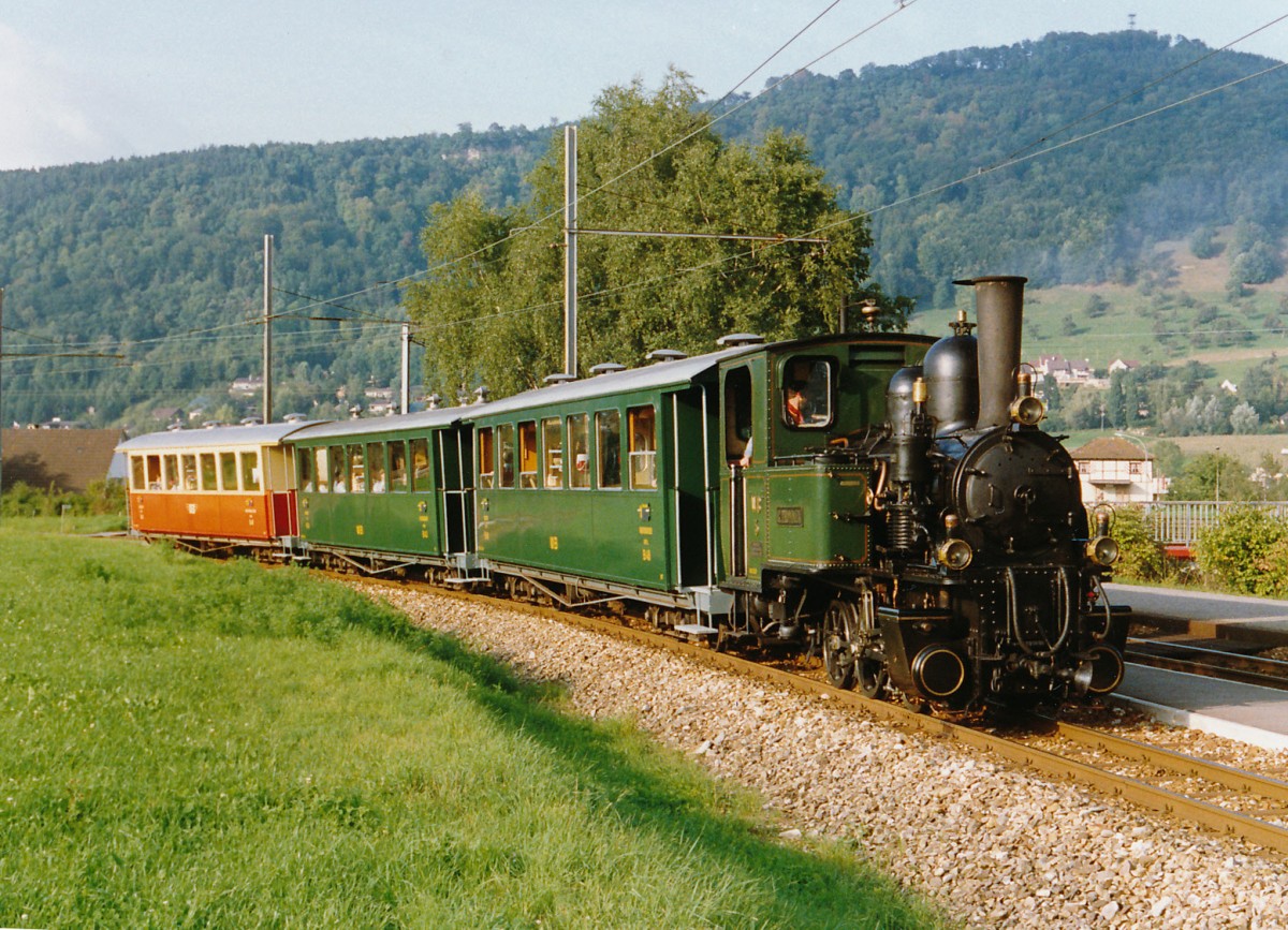 WB: Der Dampfbetrieb auf dem Waldenburgerli ist stark gefhrdet. Weil die Originalpersonenwagen aus den 1930er Jahren, die fr den letztjhrigen Betrieb notsaniert worden waren, fr 1,5 bis 2 Millionen Franken vollstndig berholt werden mssen, verkehren im Jahre 2015 keine Dampfzge im Waldenburgertal zwischen Waldenburg und Liestal. Auch die ferne Zukunft des Dampfbetriebes ist ungewiss. Spricht sich nmlich das Parlament des Kantons Baselland fr die Verbreiterung der Spur auf 100 Zentimeter aus, hat die  GEDEON THOMMEN , 1902 mit ihrer Spurweite von 75 Zentimeter (schmlste Spurweite der Schweiz) fr immer ausgedampft. Dampfsonderzug in Altmarkt im Jahre 1980.
Foto: Walter Ruetsch 