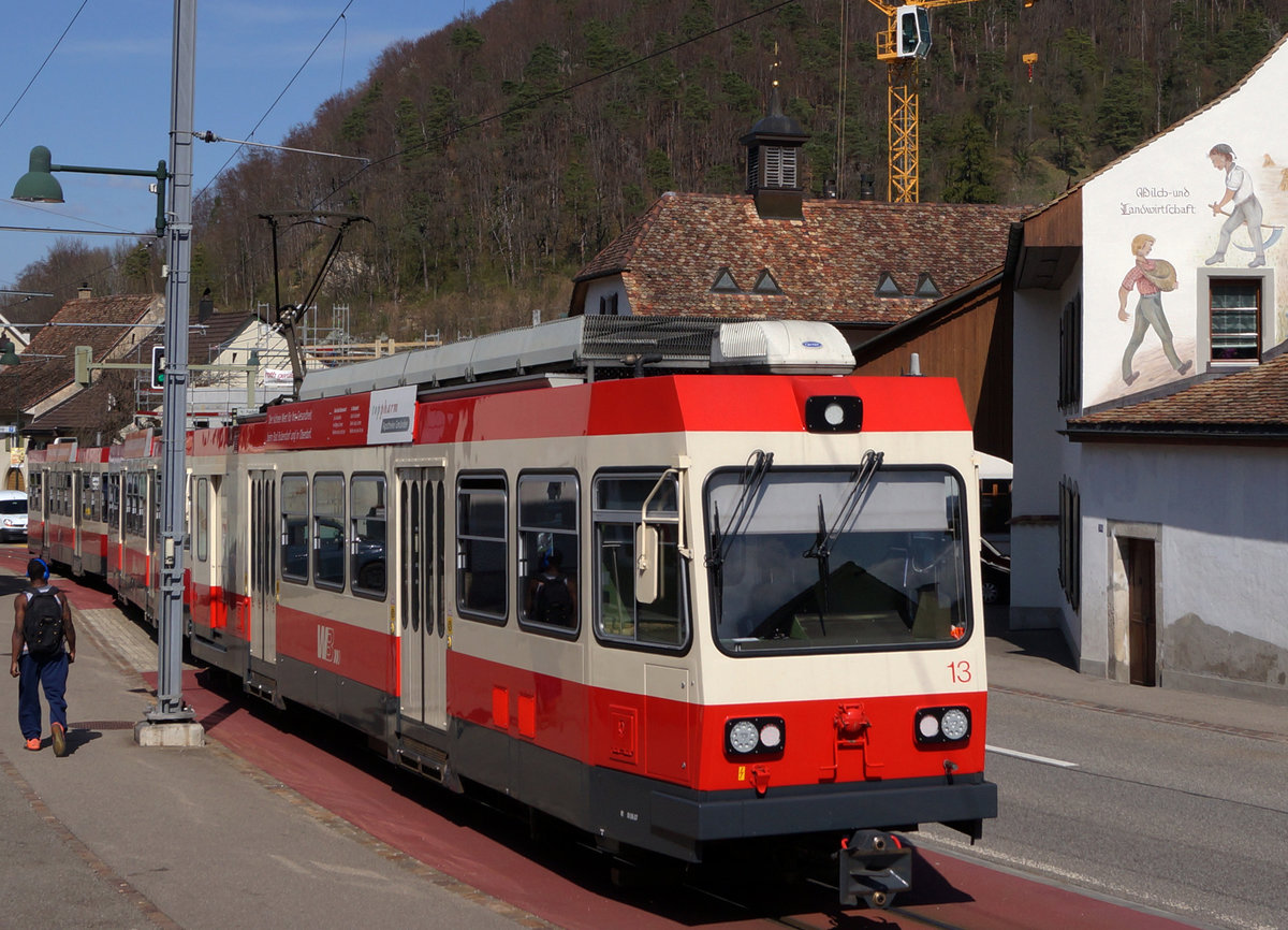 WB/BLT: Pendelzug mit dem BDe 4/4 13 anlässlich der Ortsdurchfahrt Oberdorf am 1. April 2017.
Foto: Walter Ruetsch