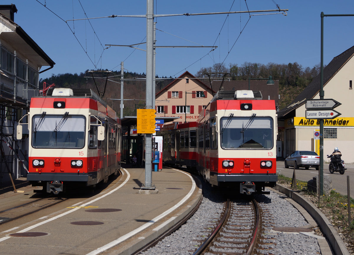 WB/BLT: Planmässige Zugskreuzung mit den BDe 4/4 15 und 13 in Hölstein am 1. April 2017.
Hier handelt es sich um die einzige Privatbahn der Schweiz mit einer Spurweite von nur 750 mm was sich bald ändern wird. Nach dem neuen Konzept sollen sogar die Züge selbstfahrend und ohne Lokomotivführer verkehren.  
Foto: Walter Ruetsch