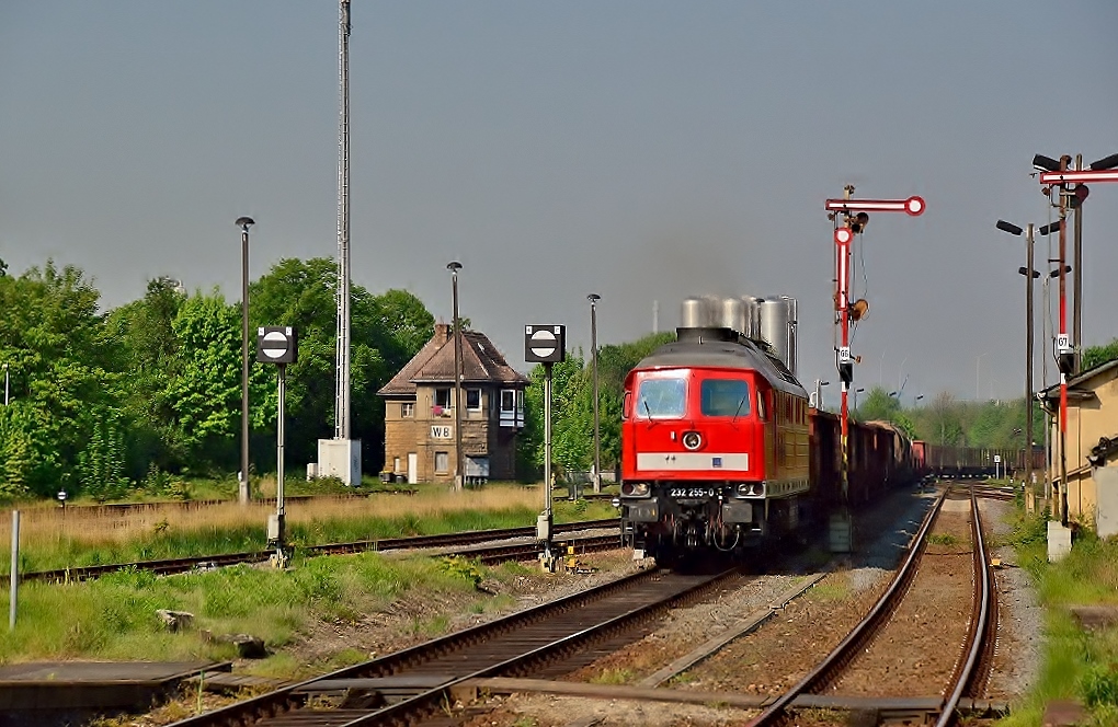 Wegen Bauarbeiten auf der Saalebahn wurden einige G�terz�ge zwischen Saalfeld und Leipzig �ber Zeitz umgeleitet. DB 232 255-0 brummte am 30.04.2014 mit ihrem G�terzug durch Zeitz, der sollte eigentlich schon am Abend zuvor verkehren.