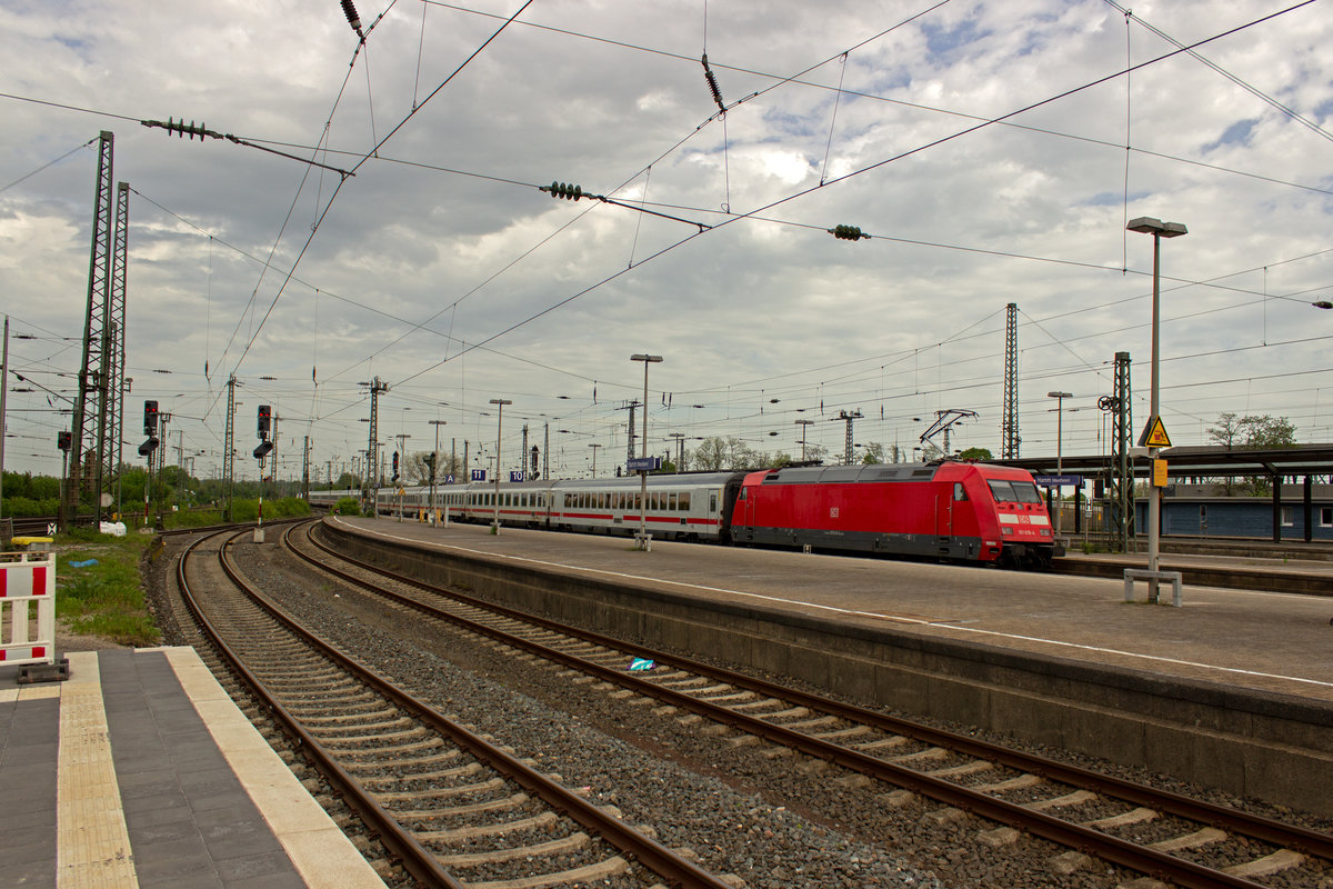 Wegen Brückenbauarbeiten in Bielefeld werden derzeit zahlreichen Fernverkehrszüge über Münster und Osnabrück umgeleitet. Zusätzlich dazu tauchten in Hamm am 24.04.19 aber auch einige IC und ICE in Richtung Hamburg auf, die für gewöhnlich zwischen Dortmund und Münster den Weg über Lünen nehmen. Am Zugschluss eines etwa zwölf Wagen langen IC durchfährt 101 016 auf dem Weg in Richtung Elbe den Hammer Bahnhof.