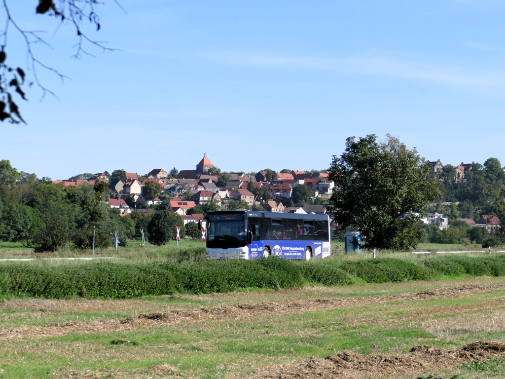 Wegen defekter Bahnschwellen verkehrten am 09.09.2023 immer noch Busse als SEV zwischen Karsdorf und Wangen(Unstrut), zum Winzerfest 2023 verl�ngert bis Ro�leben, organisiert von der IG Unstrutbahn e.V.. Taxi & Transporte Elix MAN Lion's City als SEV Ro�leben – Karsdorf bei Zingst mit Blick auf Nebra.
