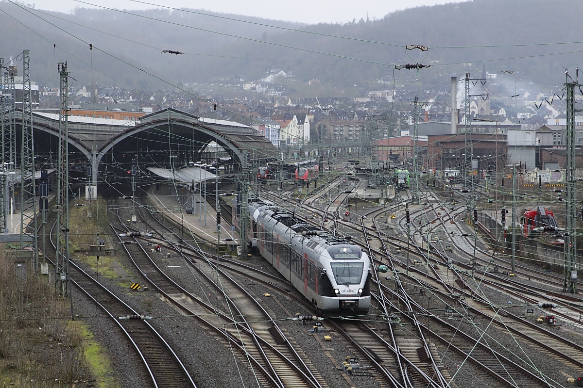 Wegen des laufenden Insolvenzverfahrens endeten am 31.01.2022 die Verkehrsverträge zwischen der  Abellio Rail GmbH, die sich im Eigentum der Niederländischen Staatsbahn befindet, und den SPNV-Trägern in NRW. Die bisherigen Abellio-Verträge gingen an DB Regio GmbH, National Express und VIAS. Zu den von Abellio betriebenen Linien gehörte auch der RE 16 von Essen über Hagen nach Siegen. Als der ET 23 2101 am 20.02.2020 den Hagener Hauptbahnhof in Richtung Siegen verlässt, war die Abellio-Welt noch in Ordnung.