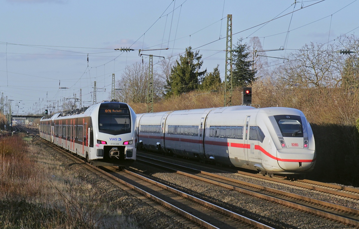 Wegen des laufenden Insolvenzverfahrens endeten am 31.01.2022 die Verkehrsverträge zwischen der  Abellio Rail GmbH, die sich im Eigentum der Niederländischen Staatsbahn befindet, und den SPNV-Trägern in NRW. Die bisherigen Abellio-Verträge gingen an DB Regio GmbH, National Express und VIAS. Die frühere Abellio-Linie 19 von Düsseldorf nach Arnhem/Niederlande hat VIAS übernommen, wie auf der Aufnahme vom ET 25 2208 (s. auch vorheriges Bild), der am 23.02.2022 in Düsseldorf-Angermund gerade von einem ICE 4 überholt wird, am Logo zu erkennen ist.