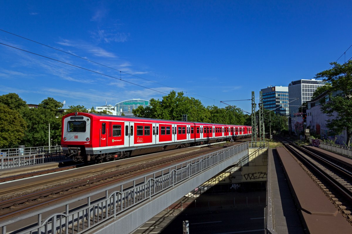 Wegen ihrer kantigen Form und der kleinen Frontscheibe wurden die Zge der Baureihe 472 lange Zeit  Fernseher  genannt. Ebenso wie alte Rhrenfernseher sind die Zge mittlerweile von neueren Modellen ersetzt werden. Whrend 472 003 etwas mehr als ein Jahr nach dieser Aufnahme verschrottet wurde, darf sich 472 014 noch als Dienstfahrzeug verdingen.