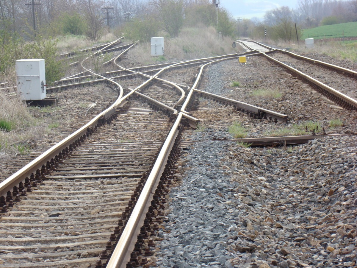 Weichen und links der Ablaufberg, am 21.04.2008 am Ostkopf vom Bf Laucha. (Foto: G�nther G�bel)