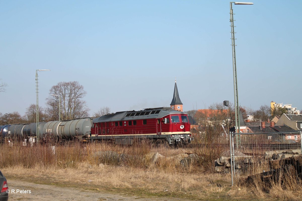 Weichen wurden umgestellt und 132 158 drckt den Kesselzug ins Gtergleis, danach umfahren und es geht Richtung Hof. 18.03.16