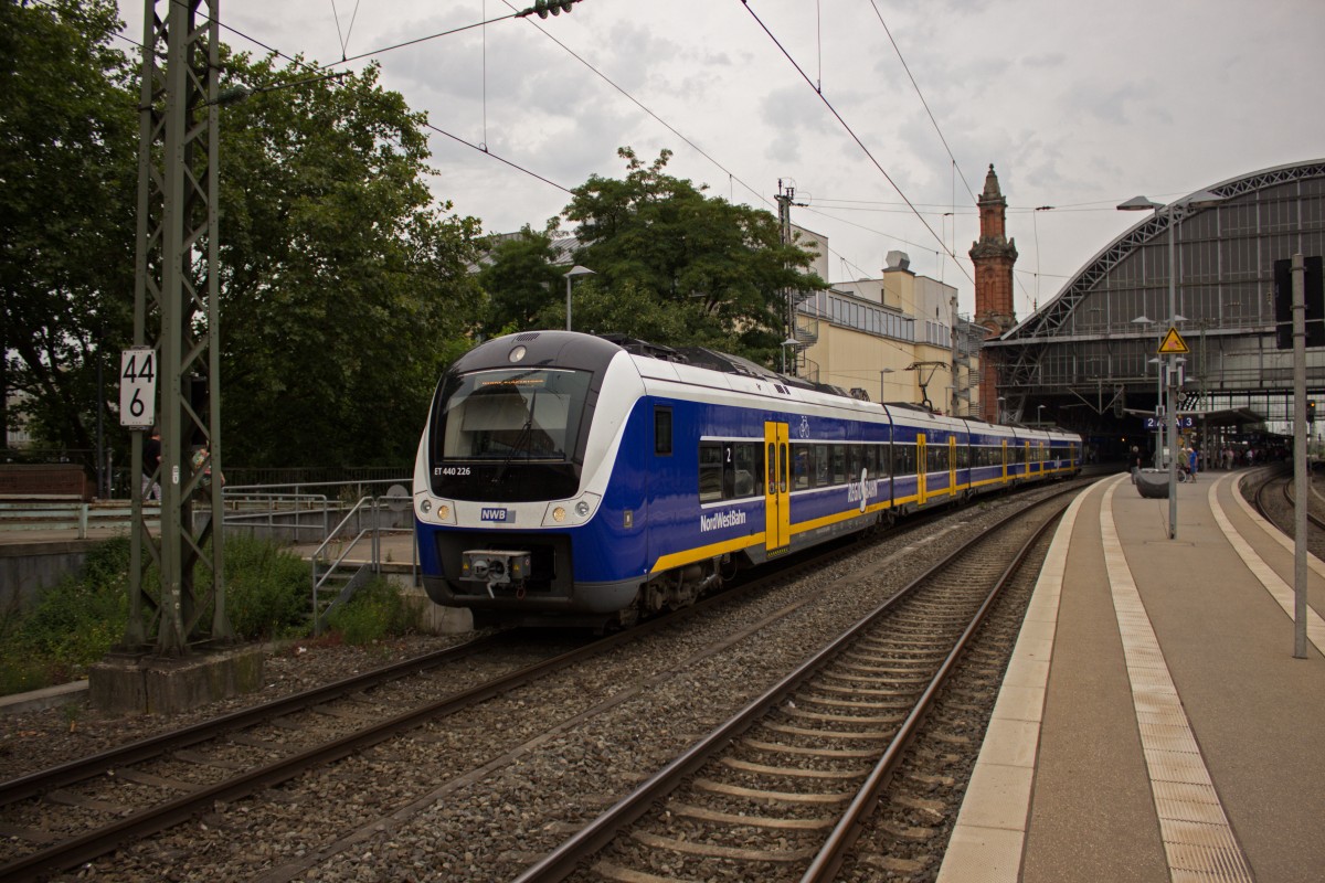 Weil er auf dem Weg in die Abstellanlage vor einem roten Signal warten musste, stand 440 226 ziemlich fordernd gleich neben mir und bekam natürlich sein Foto. Während er Bremen kurz zuvor als S 4 aus Richtung Nordenham erreichte, wechselte er kurz darauf die Linie, um als S 1 nach Vegesack zu fahren.