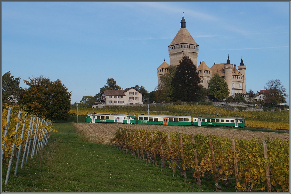 Weil es immer wieder zu gefallen scheint: Ein (verkehrt rum gereihter) BAM Regionazug vor dem Chteau de Vufflens auf der Fahrt nach Bire am 20. Okt. 2015