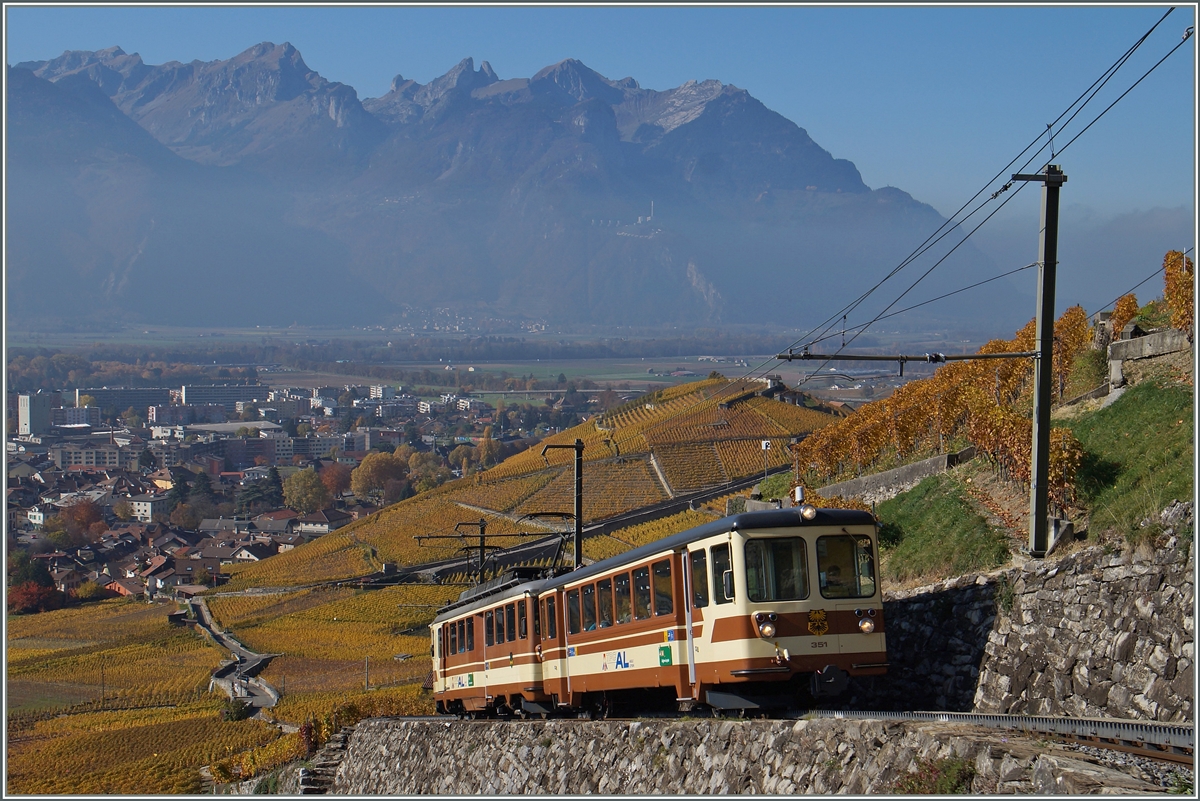 Wenige, aber sehr steile Meter oberhalb von Aigle ist nicht nur die Aussicht wunderschn, hin und wieder, (Stundentakt) bereichter auch ein Zug der A-L die Szenerie. 
1. Nov. 2015