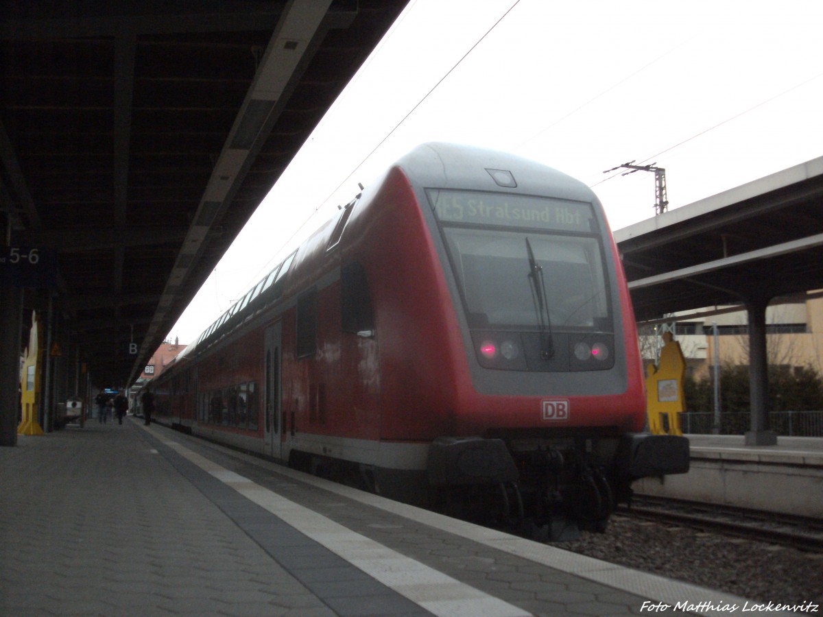 Wenige Minuten ging es fr 112 115 mit Steuerwagen voraus als RE5 mit ziel Falkenberg (Elster) / noch steht der Zug im bahnhof Stralsund Hbf am 6.1.14