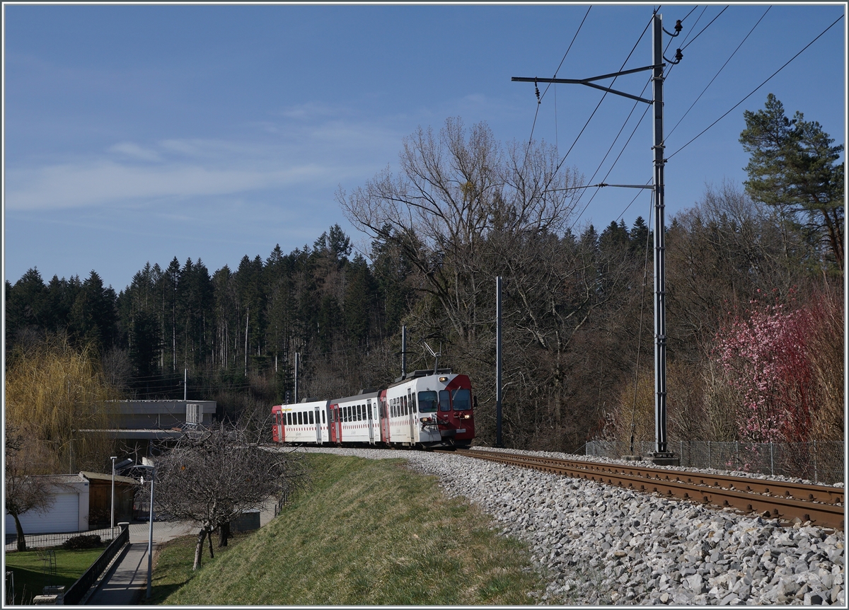 Wenige Wochen vor der Umstellung auf Normalspur ist ein TPF Schmalspurzug von Bulle nach Broc bei Broc Village unterwegs. 

2. März 2021