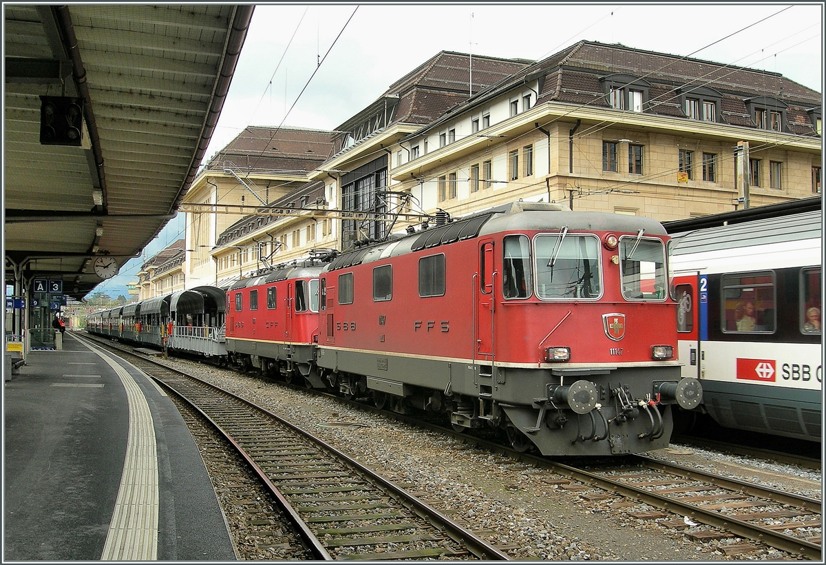 Weniger die beiden Re 4/4 II, als der Anhang sind beachtenswert: ein fabrikneuer Tunnel-Autozug (für den Simplon) in Lausanne.
4. April 2011 