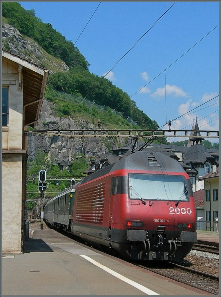 Weniger die Re 460 072-2 verleitete mich zu diesem Bild, als das nicht mehr genutzte Stellwerk in St-Maurice am linken Bildrand. (Welches freilich nach dem Bildausrichten kaum mehr zu sehen ist.) 
14. Juni 2006