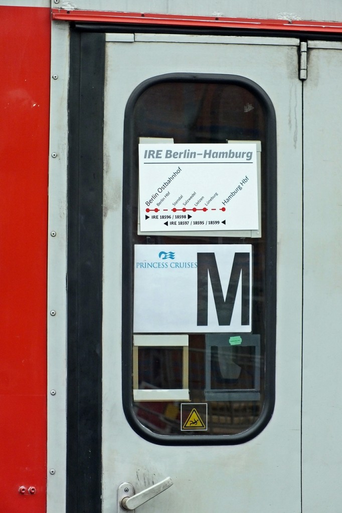 Wenn die Bahn Geld für Charterzüge bekommt, dann muss auch mal ein reguläres Zugangebot  dran glauben . Mindestens fünf der für den IRE Berlin-Hamburg bestimmten ehemaligen Interregio-Wagen waren in einem der Kreuzfahrerzüge unterwegs. Wie dieser Zug am 15.5. aussah, entzieht sich meiner Kenntnis, der fährt ja viel zu früh.