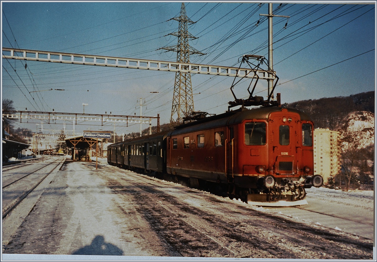 Wenn der BDe 4/4 der Strecke Vevey - Puidoux Chexbres in die Werkstatt musste, sprang eine Re 4/4 I und ein zusätzlicher Reisezugwagen ein und so dass die Ersatz-Komposition aus Re 4/4 B und Bt bestant.
Puidoux-Chexbres, 4. Jan. 1994
