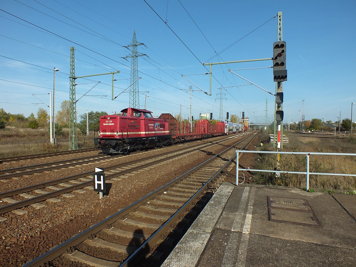  Wenn einer geht, kommt war Spannendes , sagte einer der vielen Fotografen in Saarmund. Es kam nicht schnell genug um mir zu entgehen! Nach Standortwechsel diese Fuhre: 213 339 der Rennsteigbahn mit einem CFL-KISS im Schlepp!