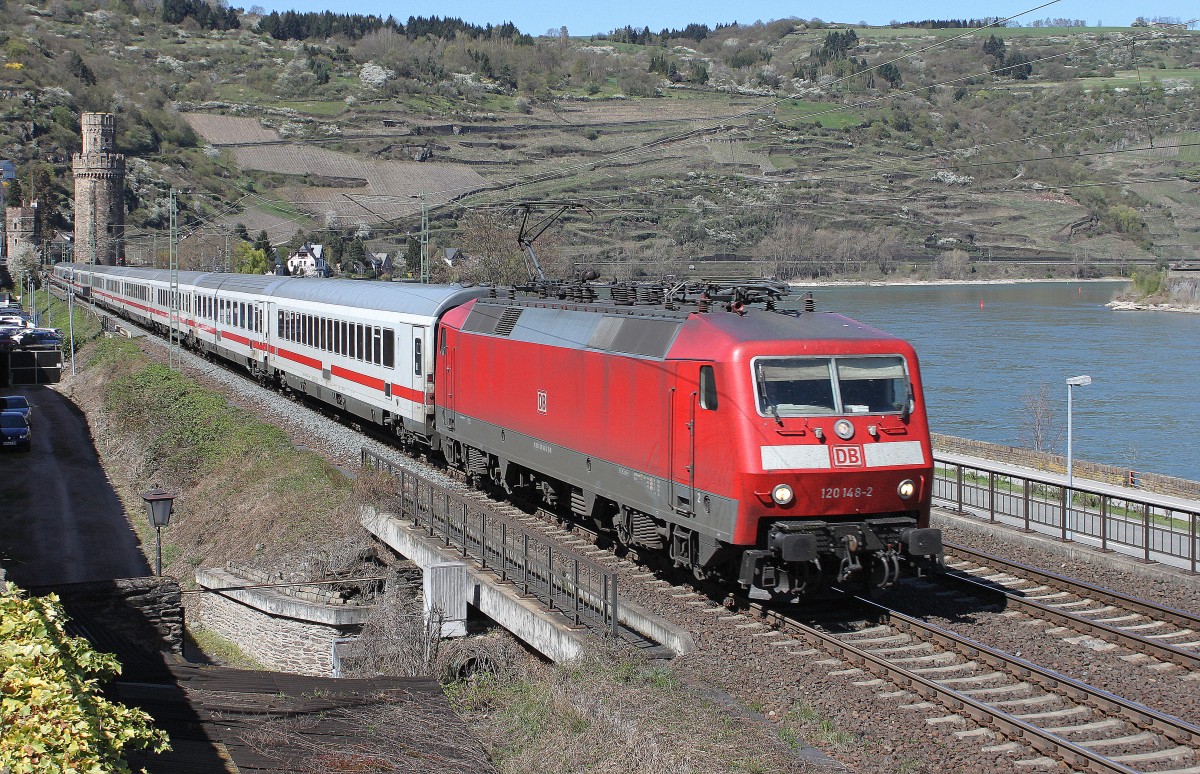 Wenn nicht viel anderes kommt, dann muss auch mal ein IC herhalten. 120 148-2 mit IC in Oberwesel (15.04.2015)