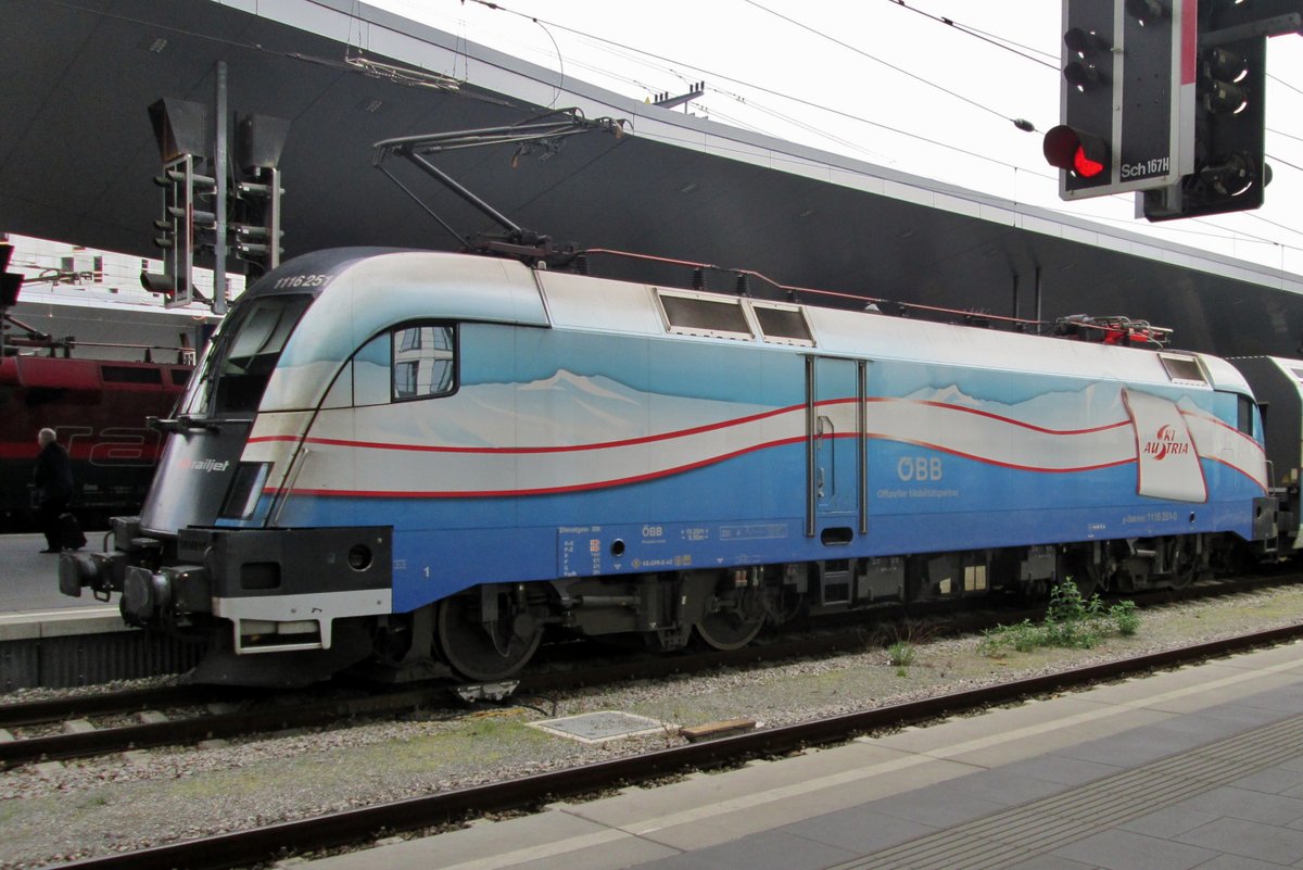 Werbe-Taurus 1116 251 steht am 5 Mai 2016 in Wien Hbf.