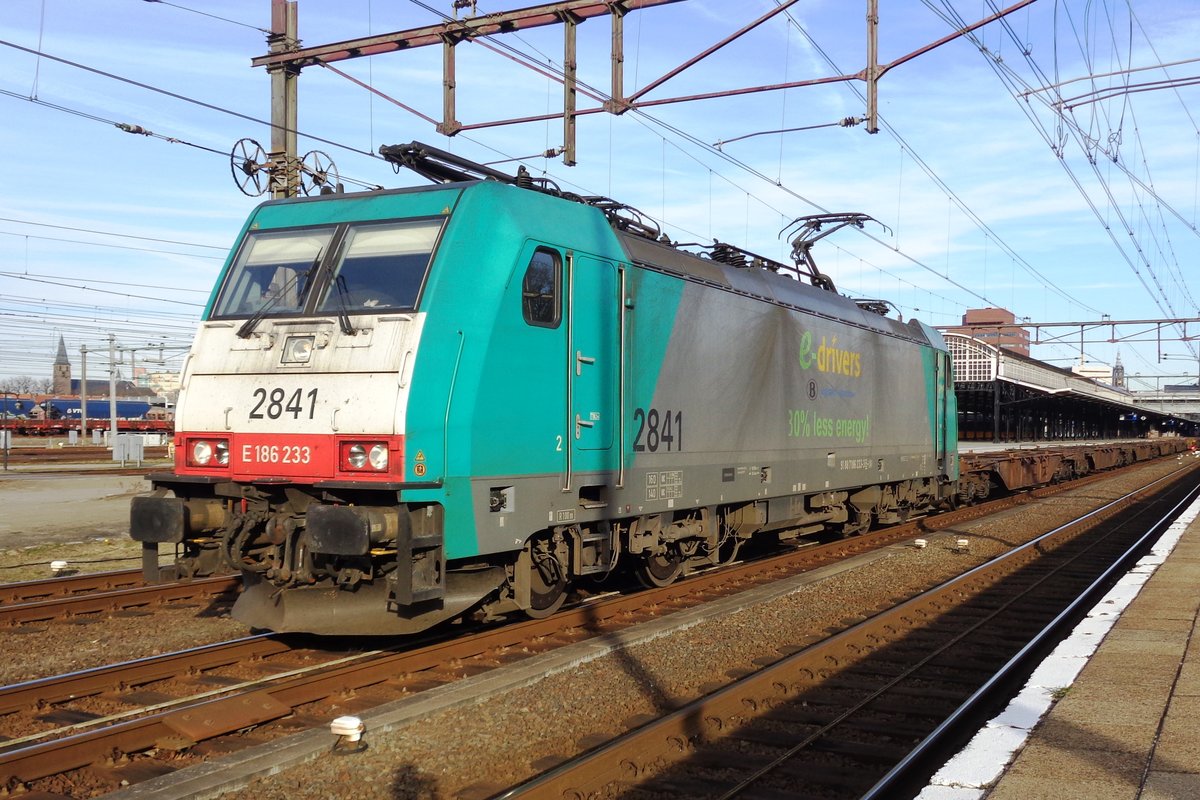 Werbe-TRAXX 2841 steht am 24 Februar 2019 in Amersfoort mit der teils beladener Volvo-Containerzug.