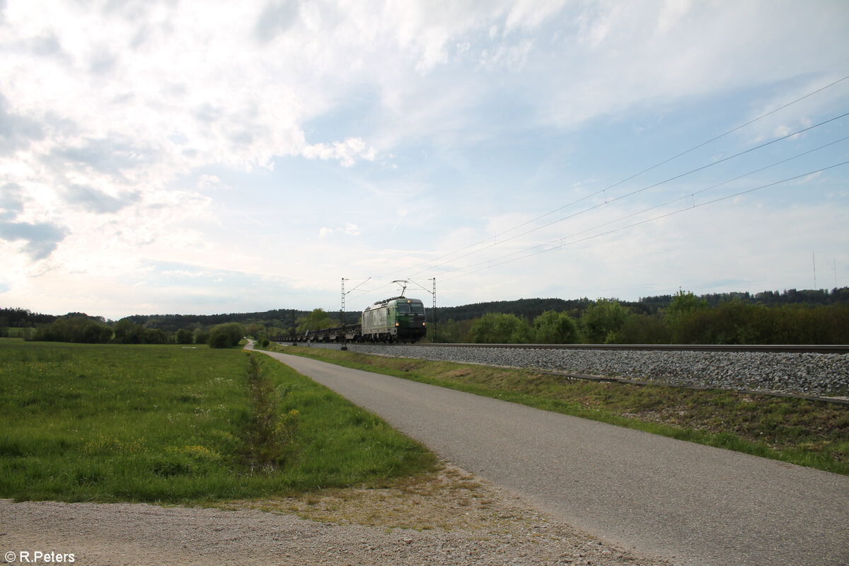 Werbe-Vectron 193 959 (LTE, Aufschrift:  energy efficiency | 7 trucks - one train | ATTRACKTIVE FORCES) mit dem leeren Kupferanodenzug bei Pölling. 28.04.24