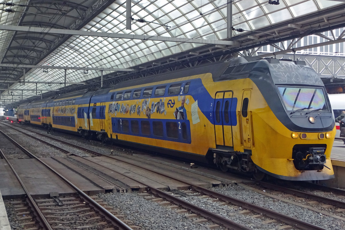 Werbe-VIRM 9514 wirbt für das Genügen von Lesen in Amsterdam Centraal am 5 Dezember 2019.